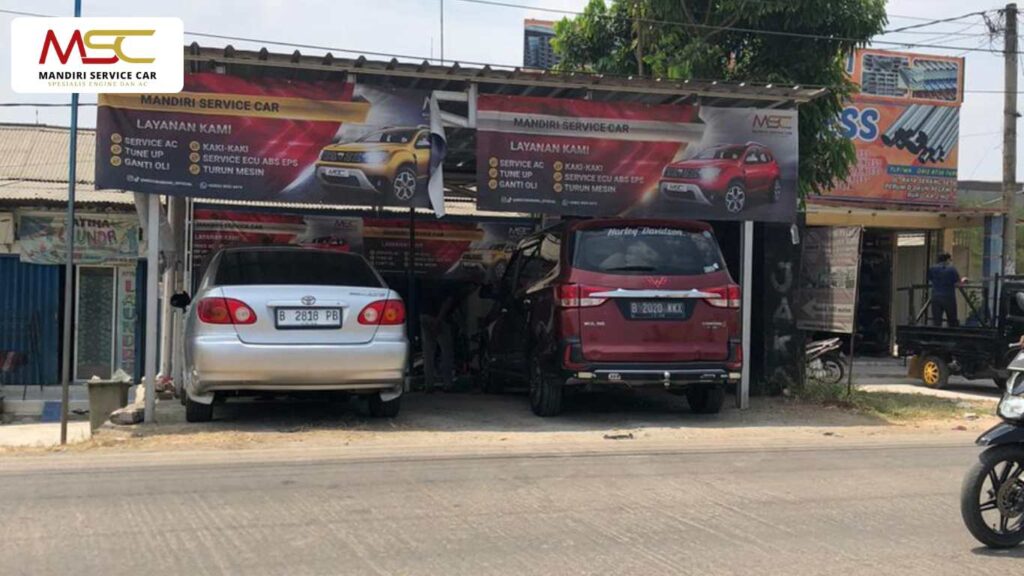 Teknisi Mandiri Service Car sedang memperbaiki sistem AC mobil pelanggan